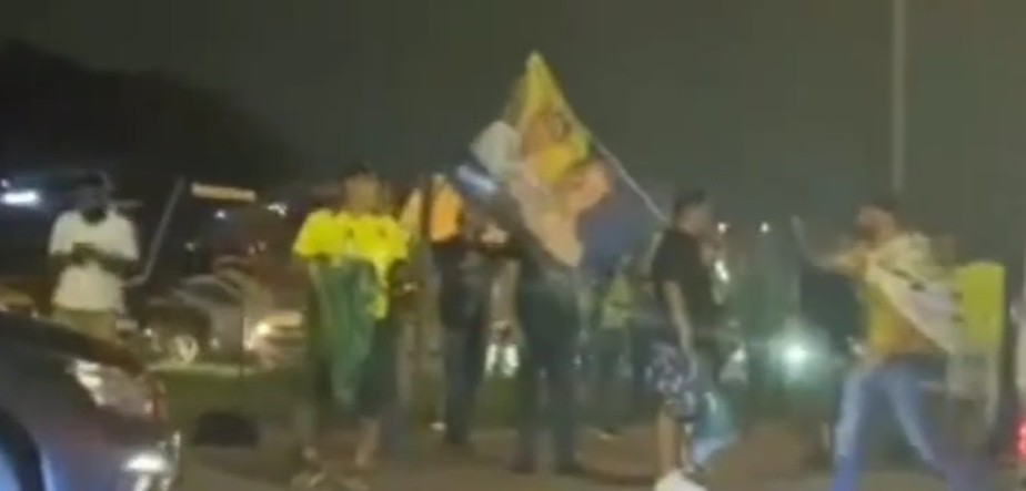 Em São, Paulo, bolsonaristas bloqueiam a rodovia Hélio Smidt, nos dois sentidos, e causa cancelamento de voos no Aeroporto de Guarulhos