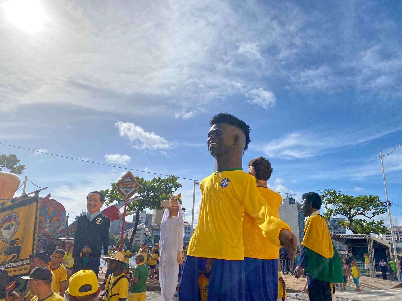 Brasil x Camarões: boneco gigante de Vinícius Júnior 'estreia' em polo de animação no Recife no 3º jogo da Seleção na Copa