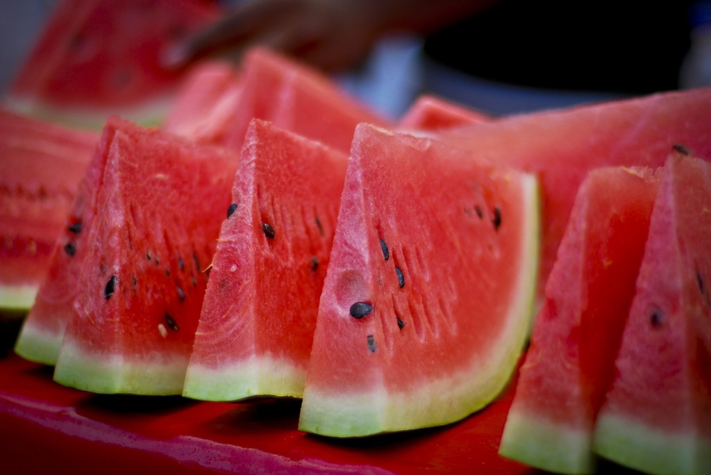A fruta foi cultivada para ser maior e mais vermelha por dentro (Foto: Flickr/Harsha K R)