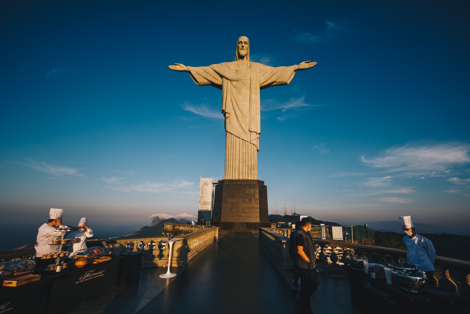 O luxo do luxo no Rio. Café da manhã é servido aos pés do Cristo Redentor, antes de o monumento abrir ao público — Foto: Raul Aragão