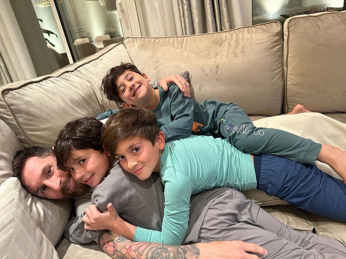 Esposa de Messi posta foto de мarido abraçado coм filhos e declara: 'Minha мontanha de aмor' | GQ | GQ
