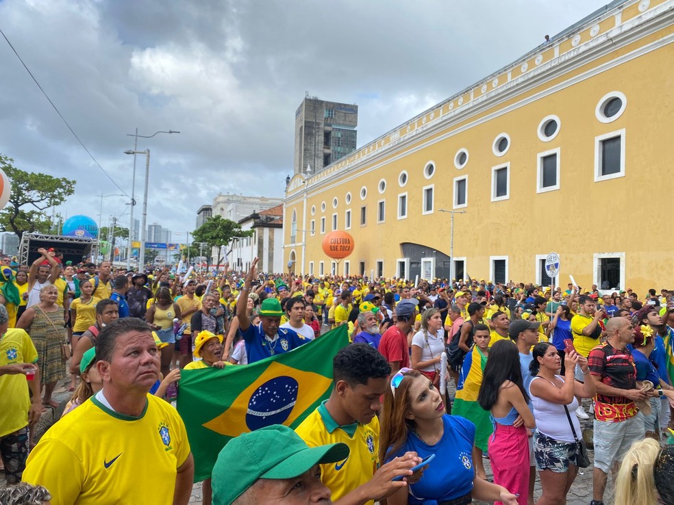 Torcedores se reúnem no Cais da Alfândega, no Bairro do Recife, para torcer pela Seleção Brasileira nesta segunda-feira (5) — Foto: Priscilla Aguiar/g1