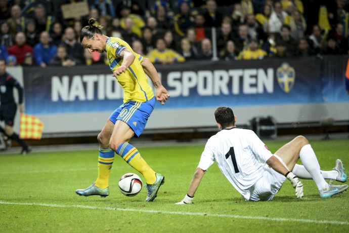 Ibrahimovic Suécia x Moldávia (Foto: Reuters)