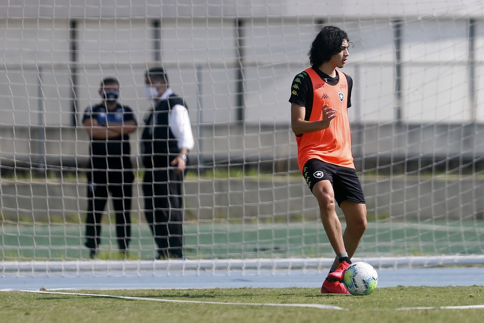 Matheus Nascimento surpreende em primeiro mês de treinos no profissional do Botafogo — Foto: Vitor Silva/Botafogo