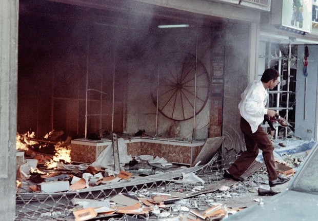 O aumento de preços da gasolina, dos alimentos e do transporte público em 1989 desencadeou uma onda de protestos que deixou um rastro de destruição e centenas de mortos (Foto: Getty Images via BBC)