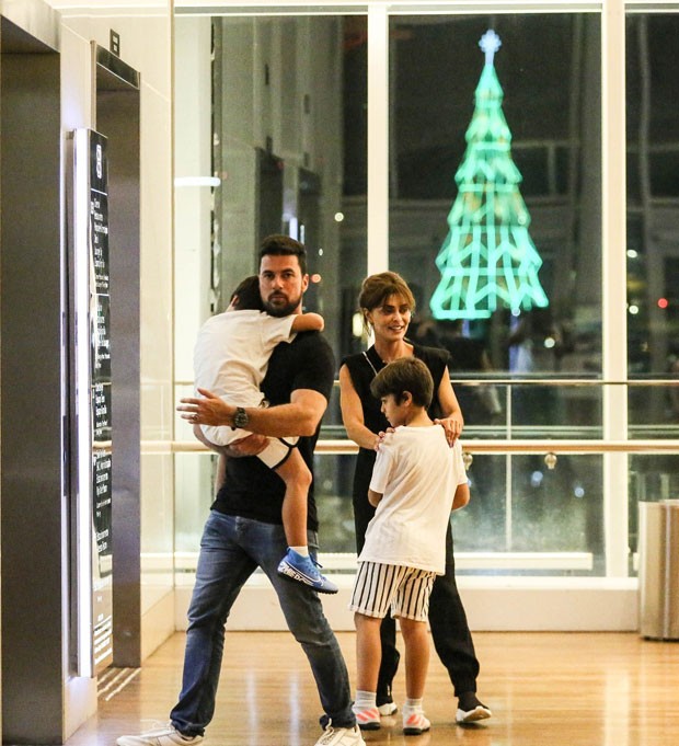 Juliana Paes com o marido e os filhos (Foto: Edson Aipim/AgNews)