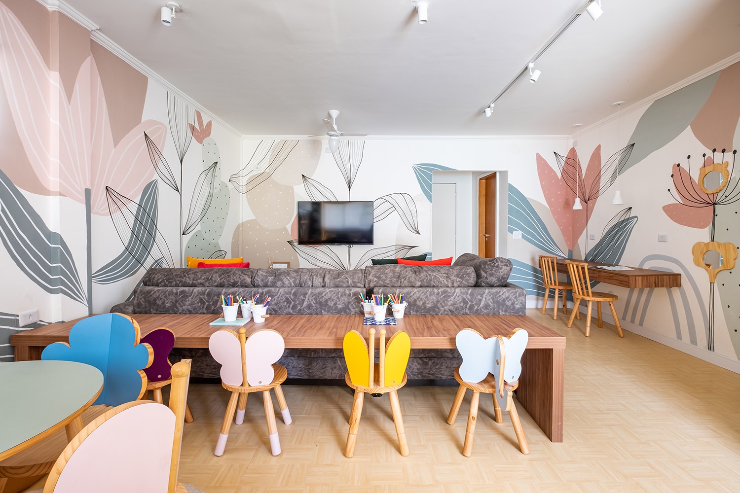 O projeto transformou um espaço insalubre em um ambiente lúdico, colorido, com iluminação e identidade (Foto: Nathalie Artaxo / Divulgação)