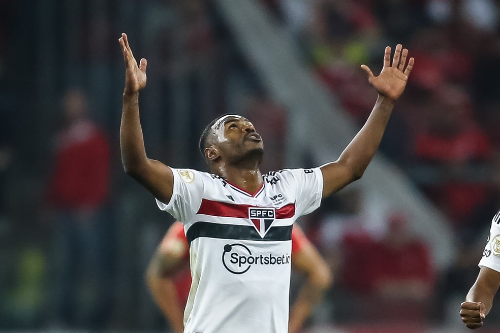 Nikão comemora gol do São Paulo no Beira-Rio — Foto: Pedro H. Tesch/AGIF