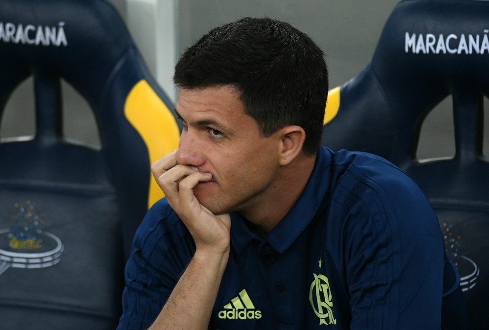 Barbieri lamenta chances perdidas e condena atitude do rival