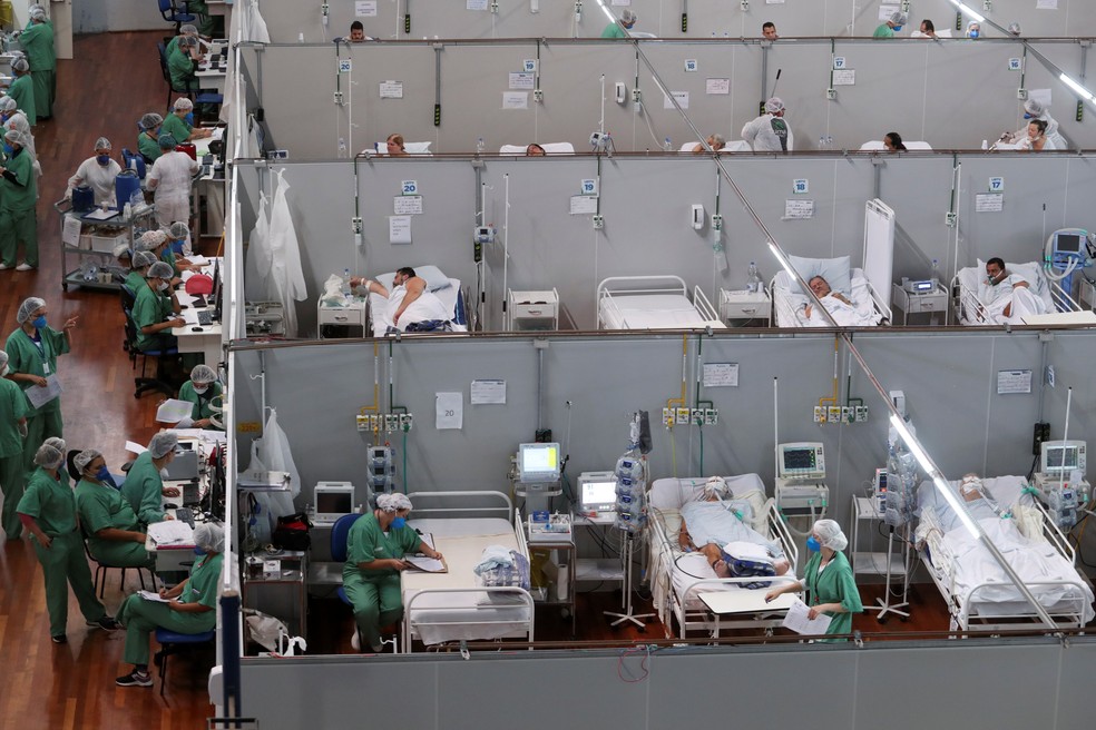 Profissionais da saúde cuidam de pacientes com Covid-19 em hospital de campanha em ginásio de Santo André — Foto: Amanda Perobelli/Reuters