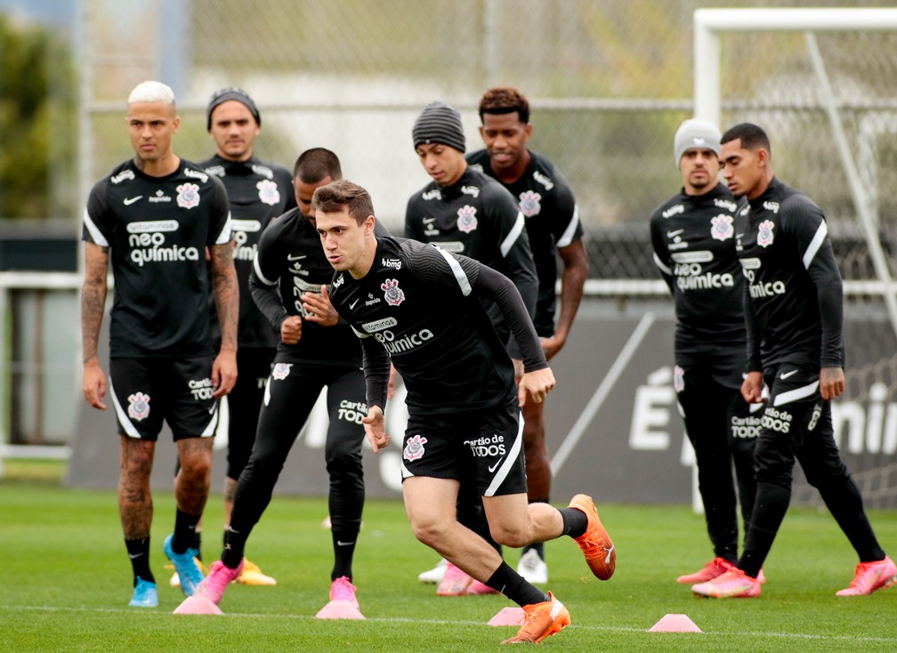 Lucas Piton e os colegas no treino do Corinthians — Foto: Rodrigo Coca/Agência Corinthians