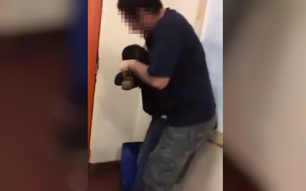  Professor é filmado agredindo aluno em Bom Jesus de Goiás (Foto: TV Anhanguera/ Reprodução)