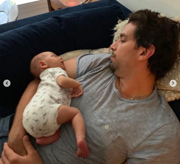 Uma das fotos compartilhadas pela dançarina Amanda Kloots mostrando o marido, o ator Nick Cordero, com o filho dos dois no colo (Foto: Instagram)