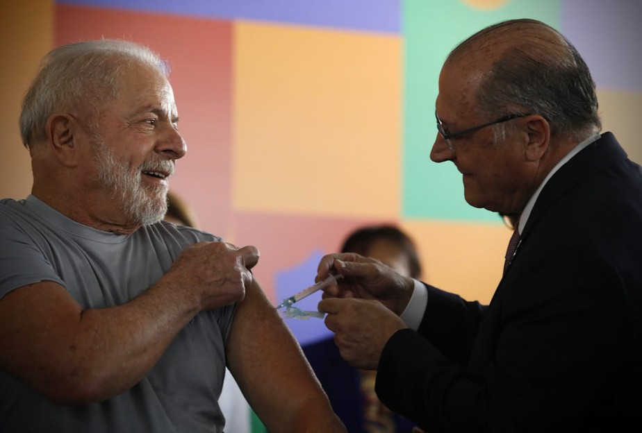 Alckmin aplica vacina bivalente contra a covid no presidente Lula