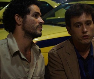 Vinícius de Oliveira e Guilherme Dellorto em cena de 'Santo forte' | Reprodução