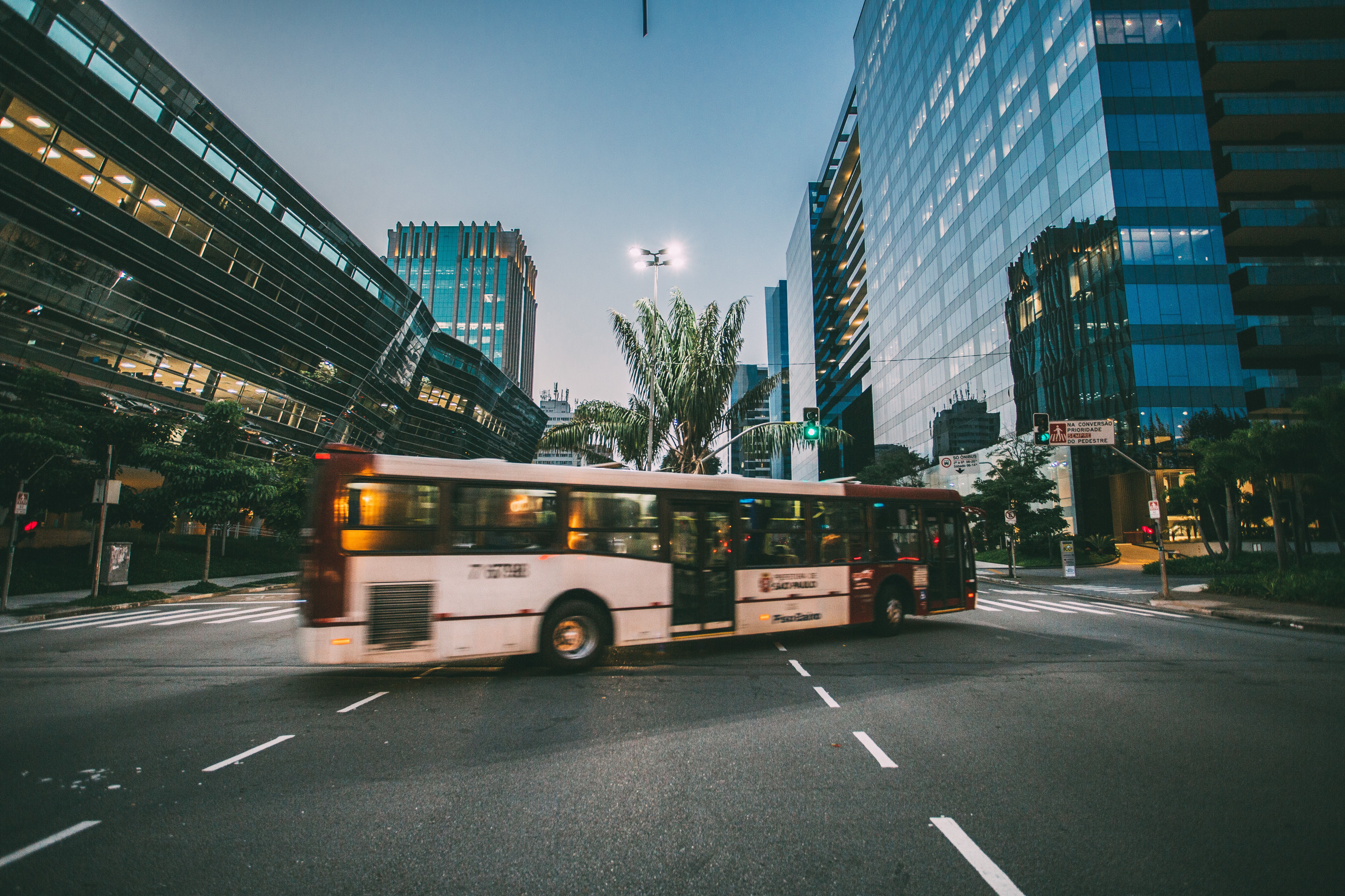 Deslocamento para o trabalho pode explicar concentração de casos de COVID-19 em alguns bairros de SP. Acima: ônibus em cruzamento na cidade de São Paulo (Foto: Kaique Roch/Pexels)