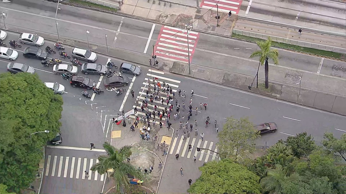 Manifestação causa congestionamento na Avenida Presidente Antônio Carlos, em BH Minas Gerais G1
