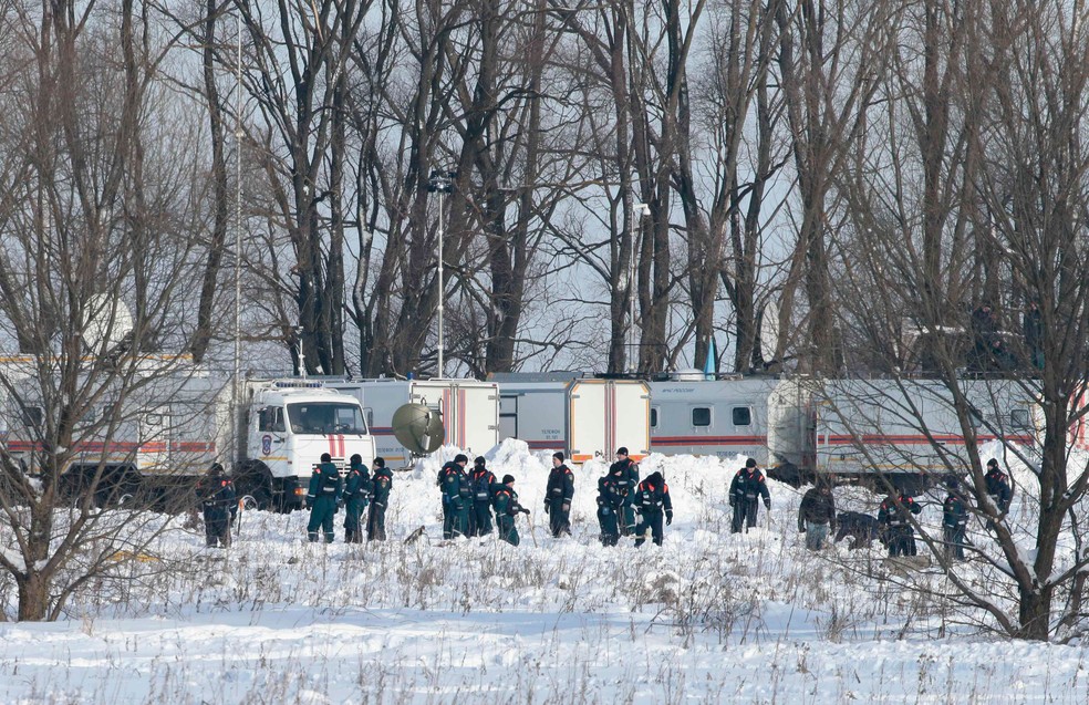 Serviço de emergência russo trabalham no lugar onde ocorreu o acidente da Saratov Airlines, em Moscou. (Foto: REUTERS/Tatyana Makeyeva)