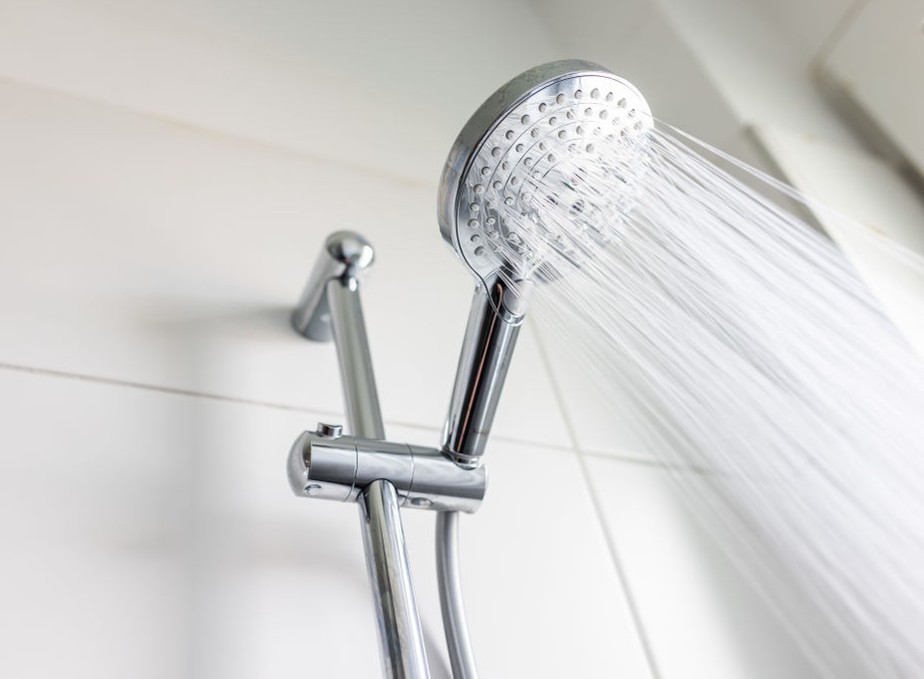 Redutor de pressão ajuda a reduzir pela metade o consumo de água no chuveiro.