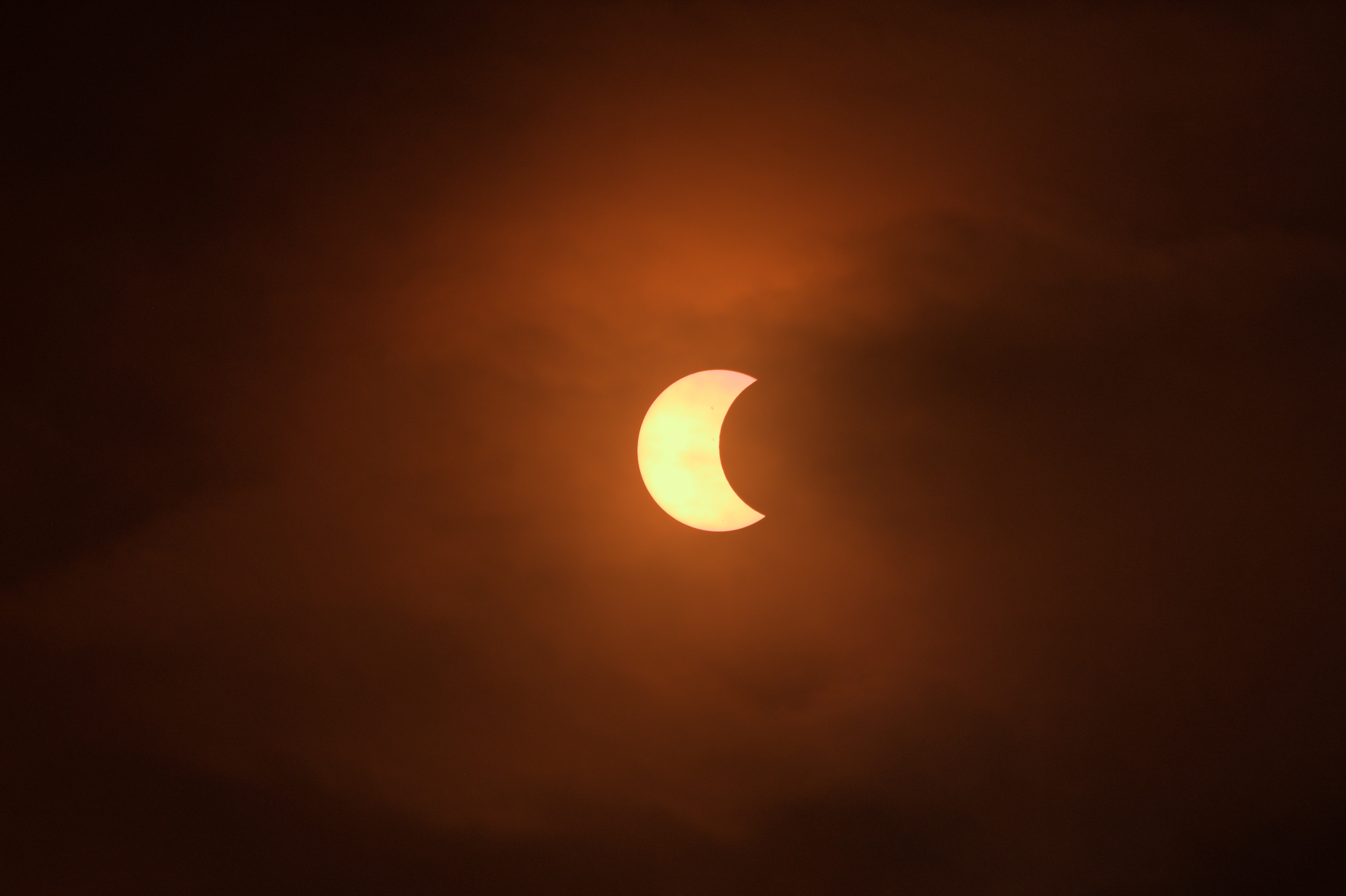 Pelo menos 7 pessoas buscam atendimento em BH com danos na visão após observar eclipse solar