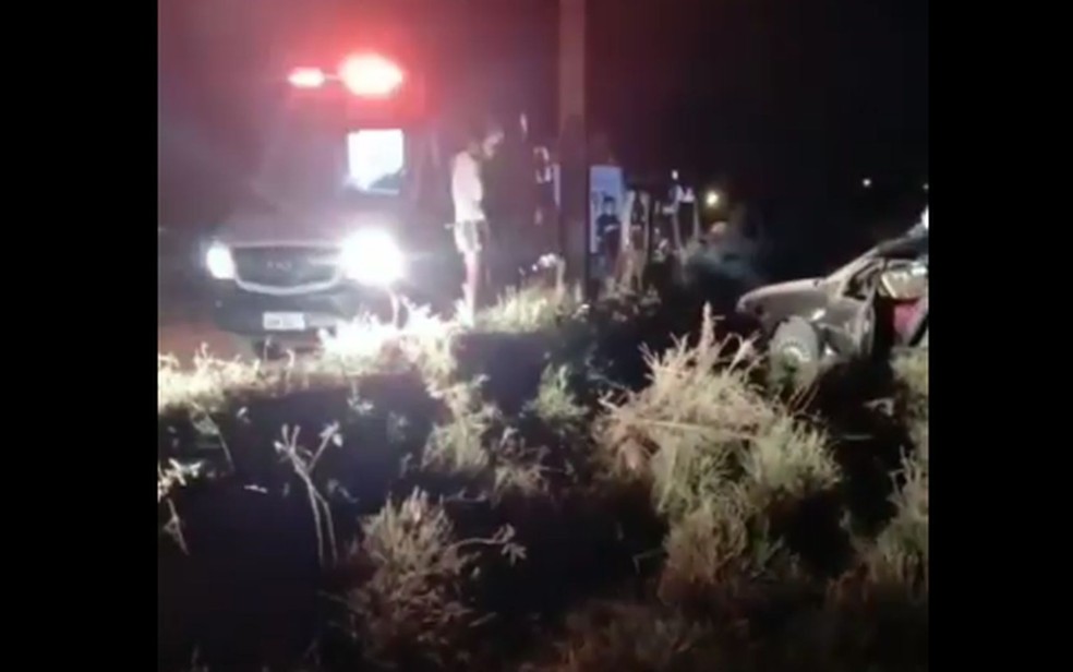 Duas pessoas ficam presas a ferragens de carro em acidente no município de Campo do Brito — Foto: Reprodução/TV Sergipe
