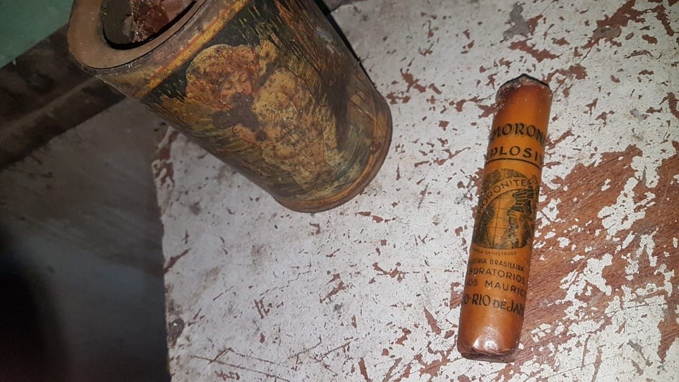 Dinamites foram encontradas no porão de uma casa em Ponta Grossa — Foto: PM/Divulgação