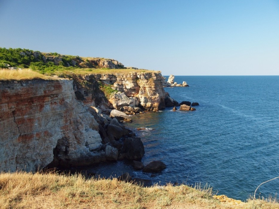 As rochas formadas durante as crises do megalago se tornaram falésias no litoral do Mar Negro (Foto: D. V. Palcu/USP)