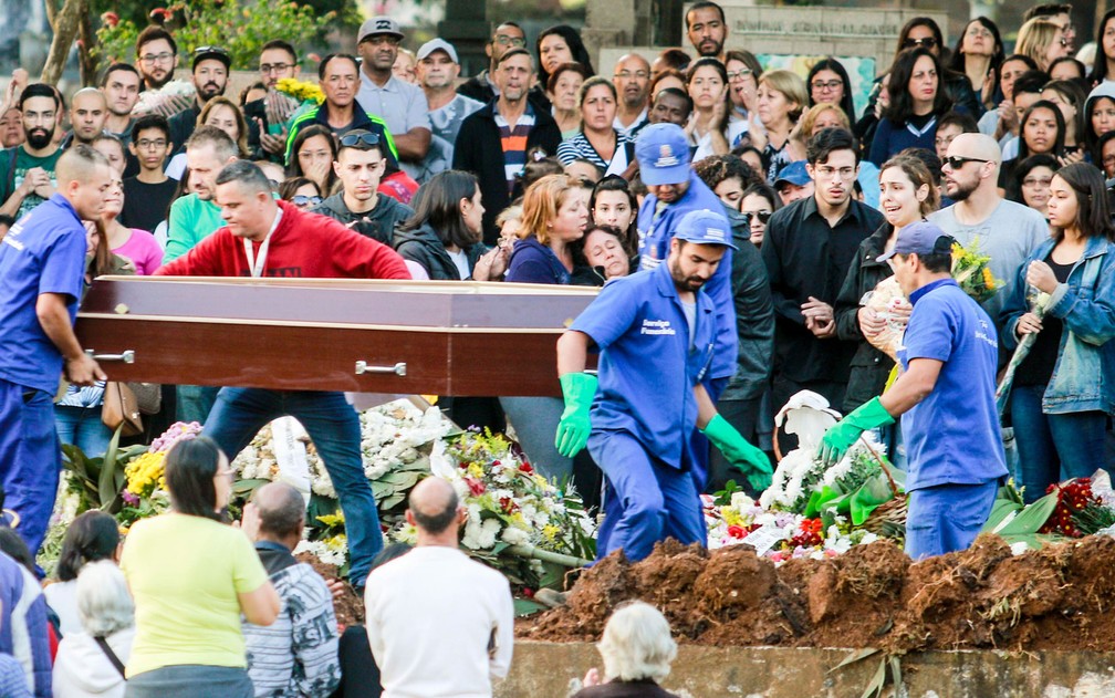 Enterro do corpo do ator Rafael Miguel no Cemitério Campo Grande, em São Paulo — Foto: Marcelo Gonçalves/SigmaPress/Estadão Conteúdo