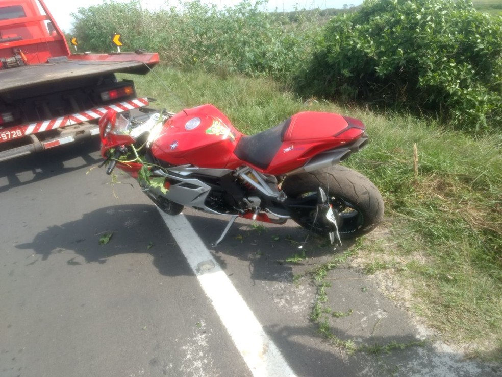 Acidente aconteceu por volta das 10h desta sexta-feira (27), e motocicleta foi retirada do local horas depois (Foto: Polícia Civil/Divulgação)