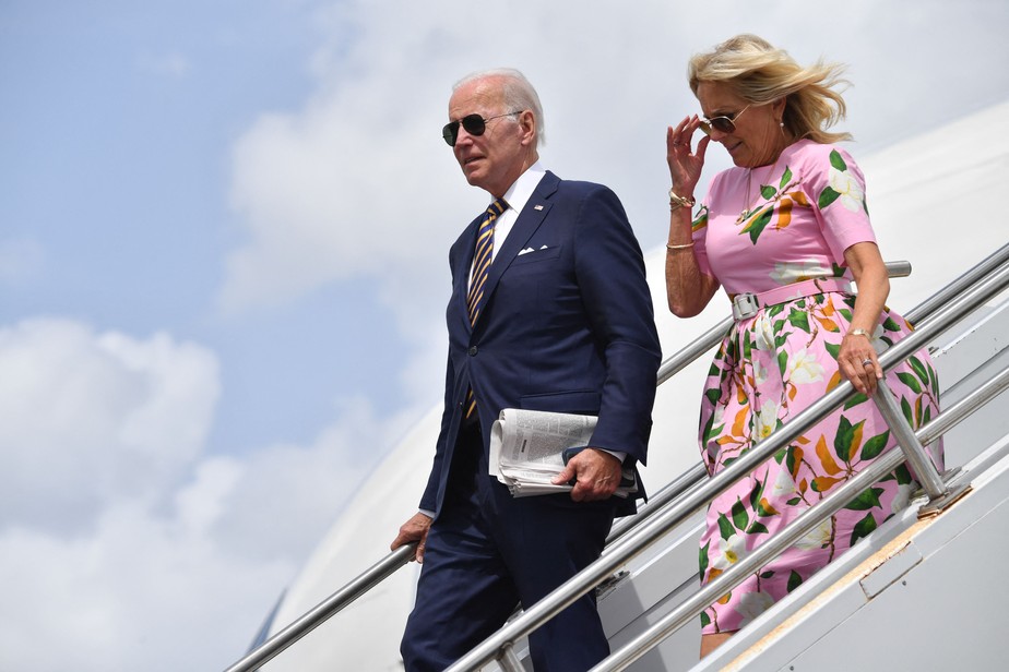 Presidente dos EUA, Joe Biden, e a primeira-dama, Jill Biden, desembarcam em Charleston, na Carolina do Sul