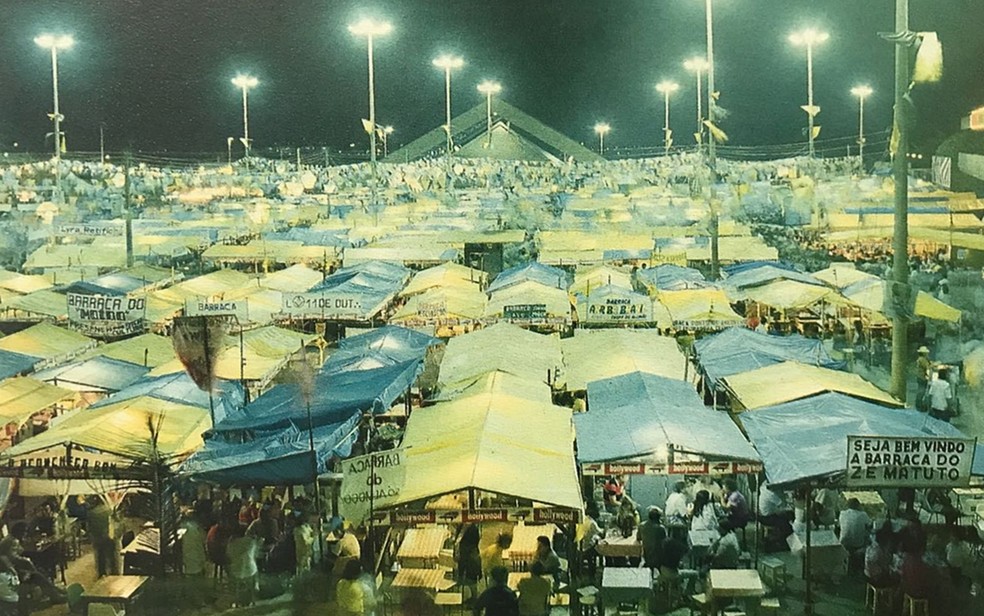 Após construção da 'pirâmide' festa passou a ter centenas de barracas com comidas e bebidas (Foto: Cléa Cordeiro/Memorial do Maior São João do Mundo/Arquivo Pessoal)