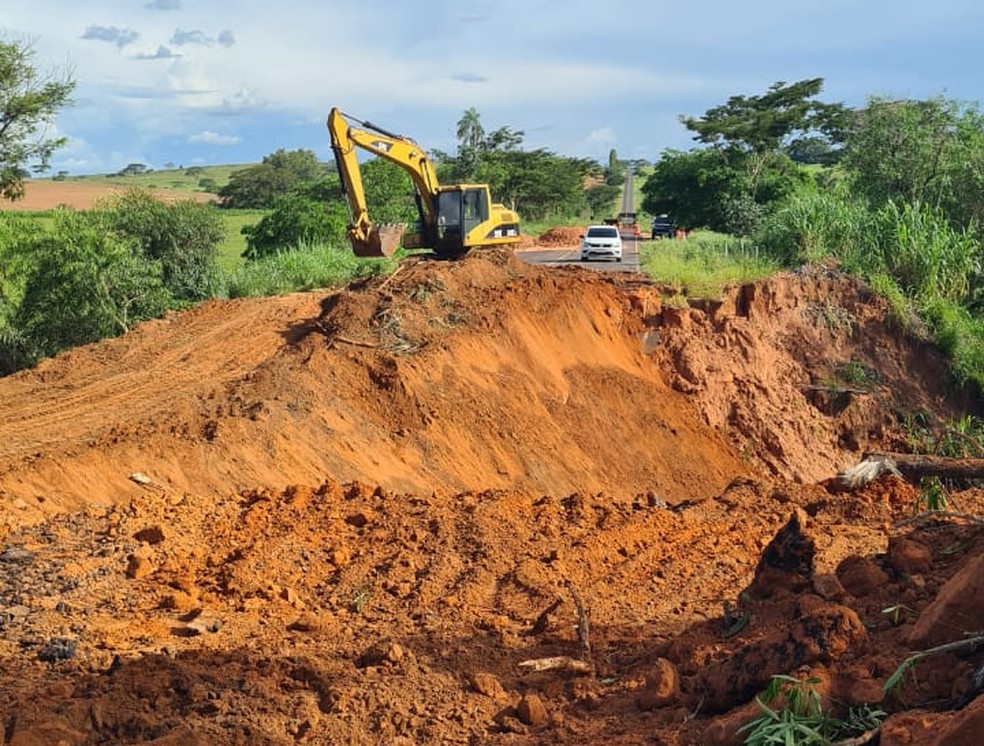 Obras de reparos na Rodovia Júlio Budiski começaram nesta quarta-feira (23) — Foto: DER