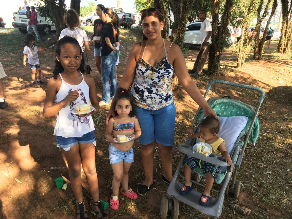 Patrícia foi com os filhos prestigiar o evento em comemoração ao centenário (Foto: Stephanie Fonseca/G1)