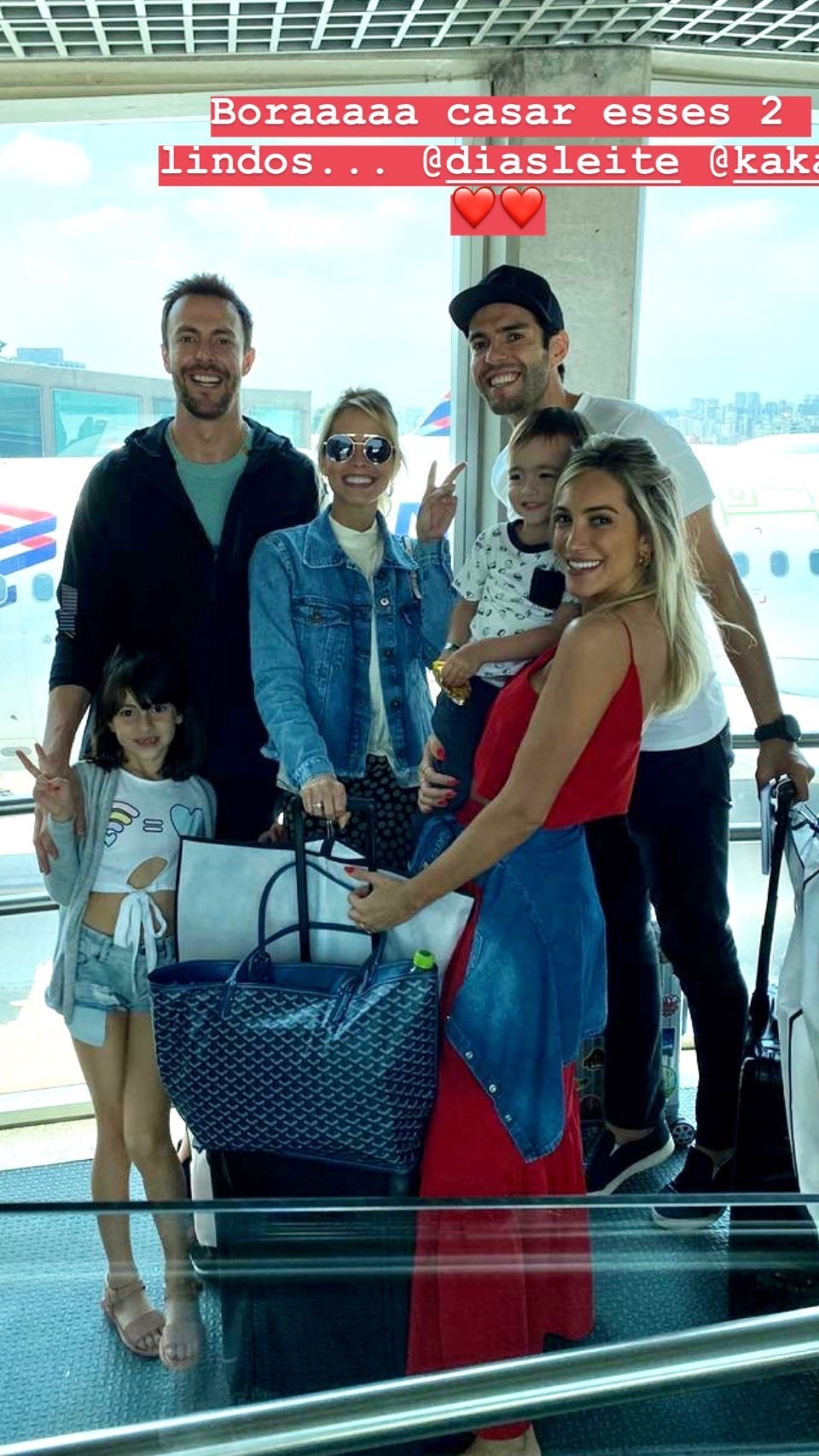 Kaka e Carol Dias com amigos no aeroporto (Foto: Reproducao)