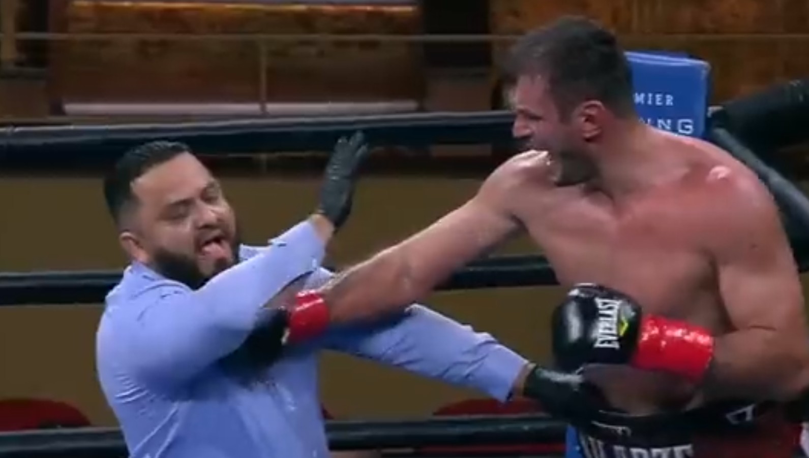 Boxeador acerta juiz após perder luta (Foto: Reprodução/Twitter)