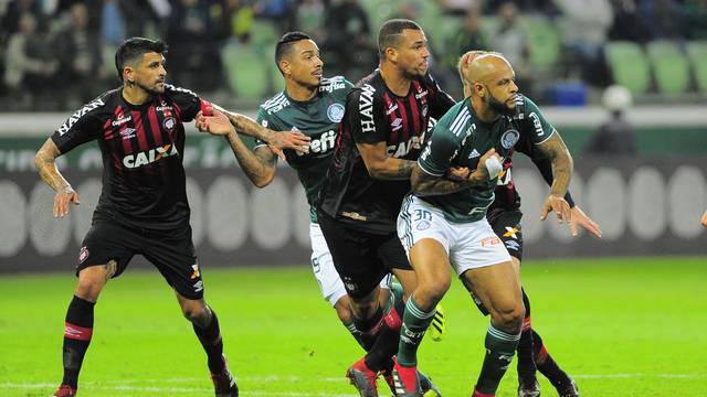 Lance de Palmeiras e Atlético-PR