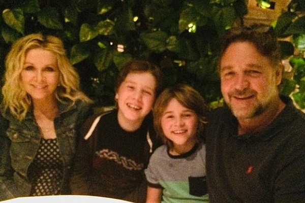 Russell Crowe e Danielle Spencer com os filhos Charles e Tennyson em foto antiga (Foto: Instagram)