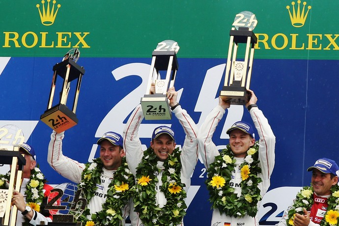 Nico Hulkenberg celebra vitória nas 24 Horas de Le Mans com Earl Bamber e Nick Tandy  (Foto: Getty Images)