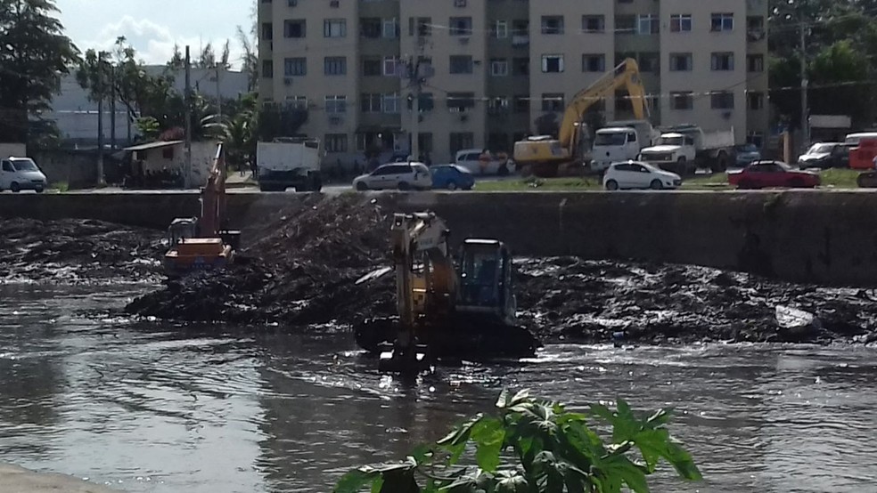 VeÃ­culos foram recolhidos em meio ao entulho do Rio Acari (Foto: Prefeitura do Rio/DivulgaÃ§Ã£o)