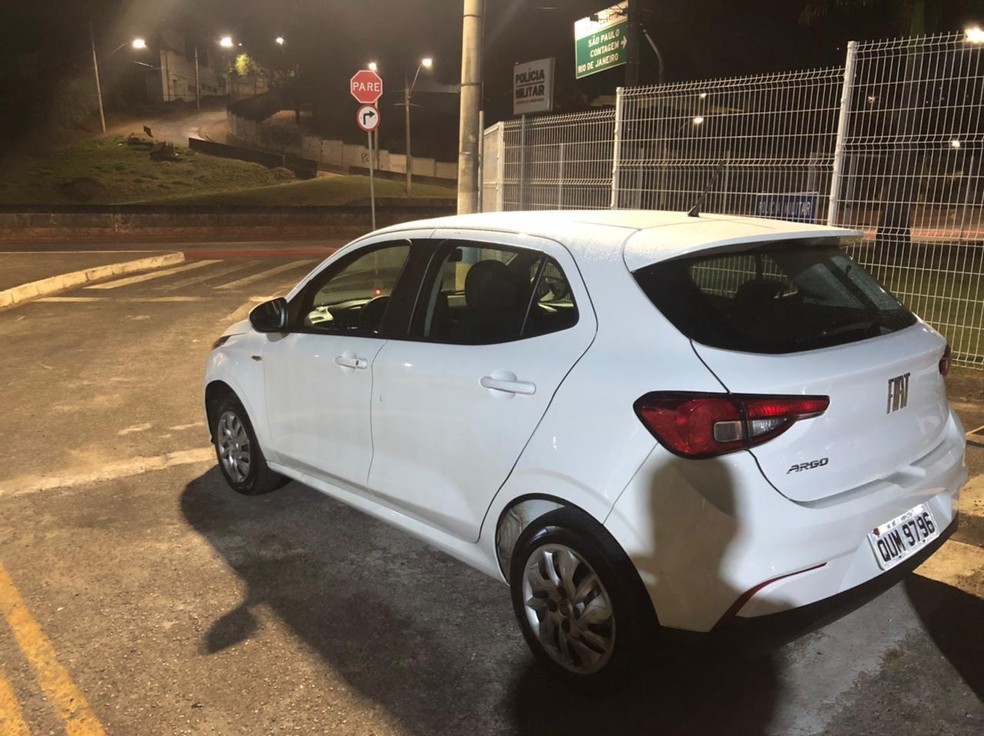 Carro de uma das vítimas foi encontrado na garagem de um dos suspeitos — Foto: Polícia Militar/Divulgação