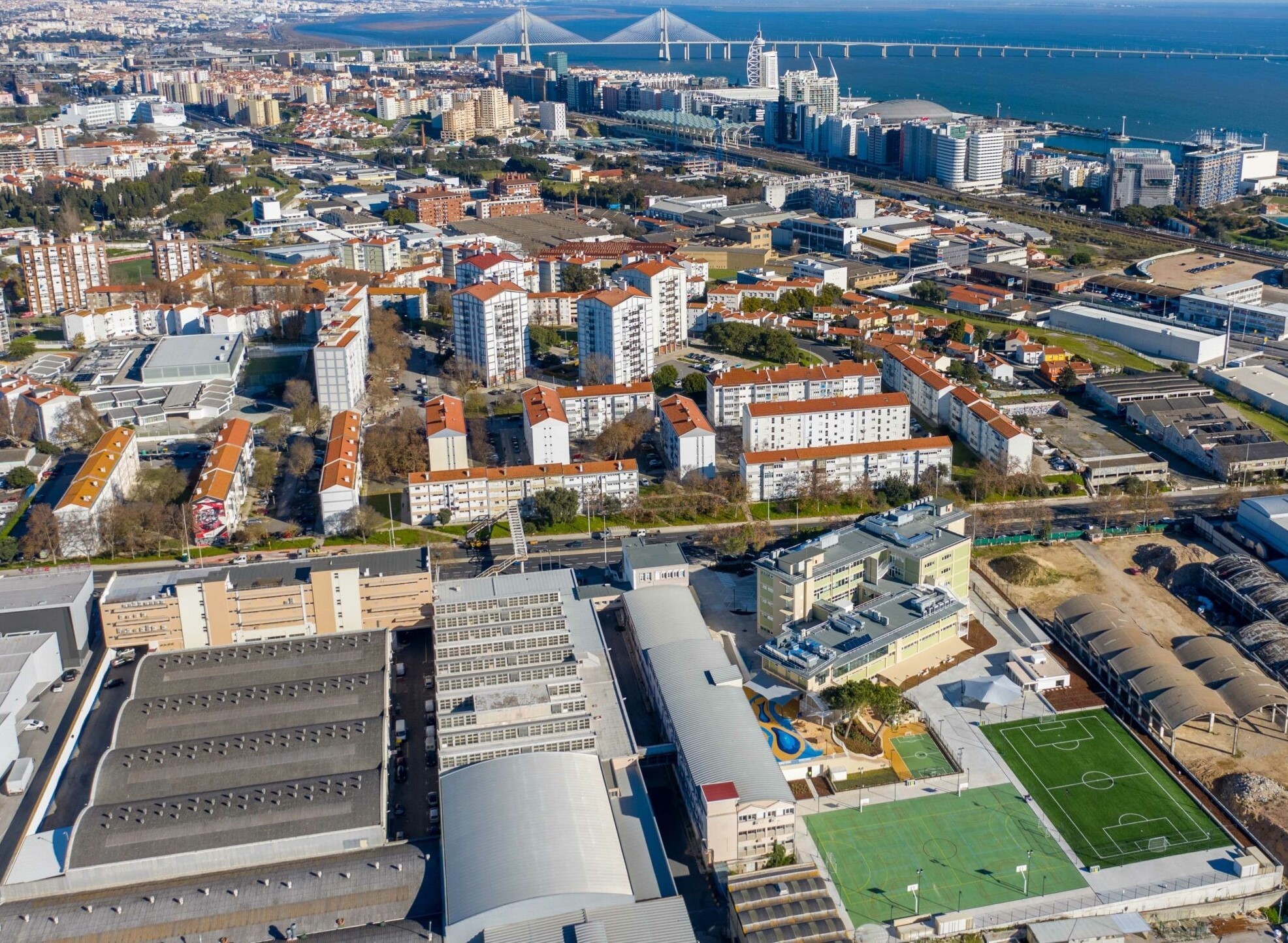 O Edu Hub em Lisboa, na parte inferior com os campos de futebol: inserido no Parque das Nações