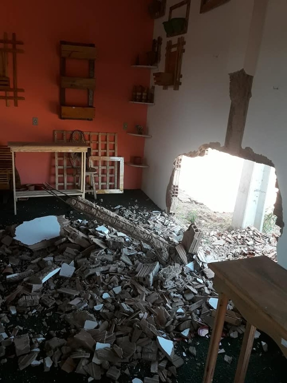 Loja ficou assim após a colisão da caminhonete — Foto: Rosenilda Aquino/Arquivo Pessoal