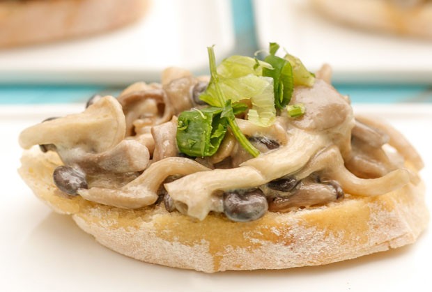 Crostini de cogumelos com azeite trufado: veja como fazer o aperitivo (Foto: Julio Acevedo)