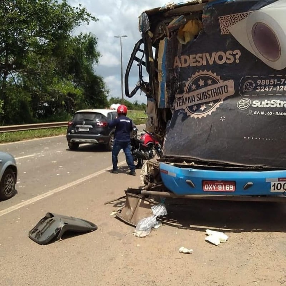 Caminhão colide com ônibus na faixa de pedestre e deixa três pessoas feridas na BR-135 — Foto: Divulgação/Redes sociais