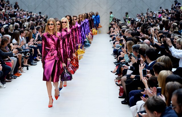 LONDON, ENGLAND - SEPTEMBER 17:  A model showcases designs on the catwalk by Burberry Prorsum on day 4 of London Fashion Week Spring/Summer 2013, at Kensington Gardens on September 17, 2012 in London, England.  (Photo by Ian Gavan/Getty Images) (Foto: Getty Images)
