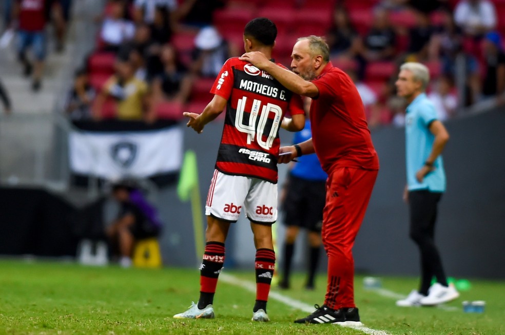 Rui Quinta orienta Matheus Gon&ccedil;alves em Botafogo x Flamengo &mdash; Foto: Marcelo Cortes/Flamengo