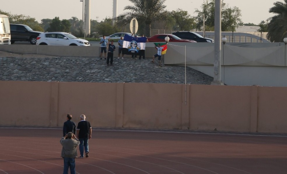 Torcedores acompanham treino do Grêmio em Abu Dhabi (Foto: Eduardo Moura)