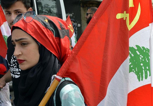 Em Beirute, no Líbano, simpatizantes do partido comunista participam de marcha em comemoração ao Dia Internacional do Trabalho (Foto: WAEL HAMZEH/EFE)