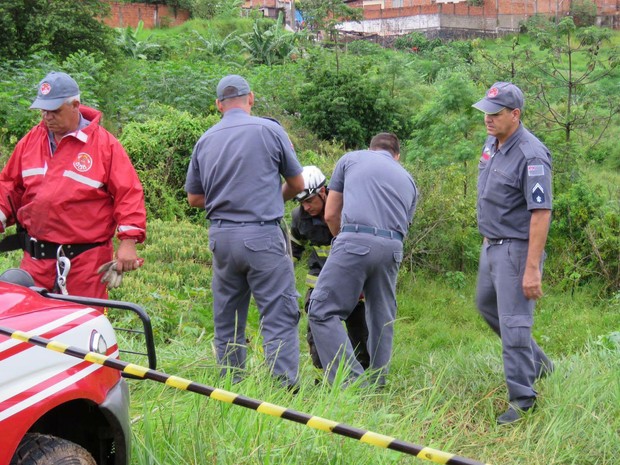 Bombeiros e o Samu fizeram o resgate dos estudantes  (Foto: Thiago Oliveira/ Visão Notícias)