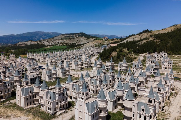 Assustadora cidade fantasma na Turquia abriga 700 castelos inspirados em contos de fadas (Foto: Getty Images)